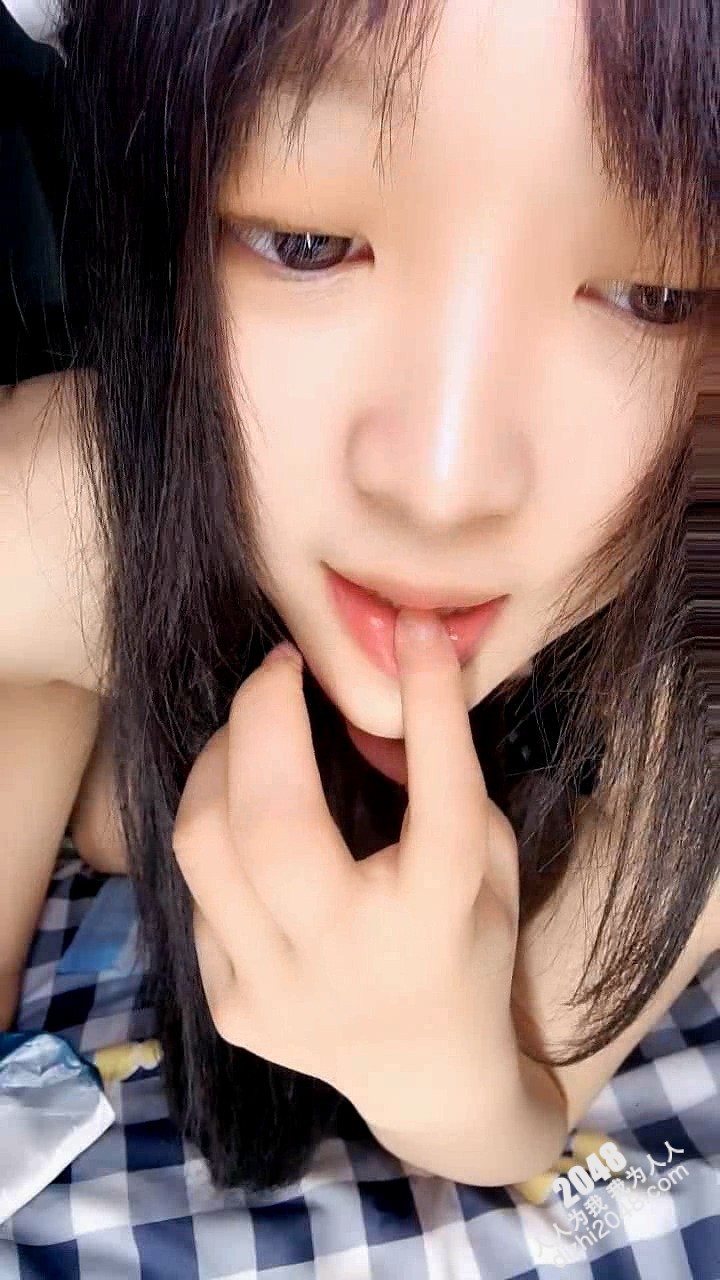 甜美可爱的极品学妹全程露脸大秀直播,跟狼友互动撩骚听指挥,无毛白虎逼电动道具抽插浪叫,表情好骚真刺激