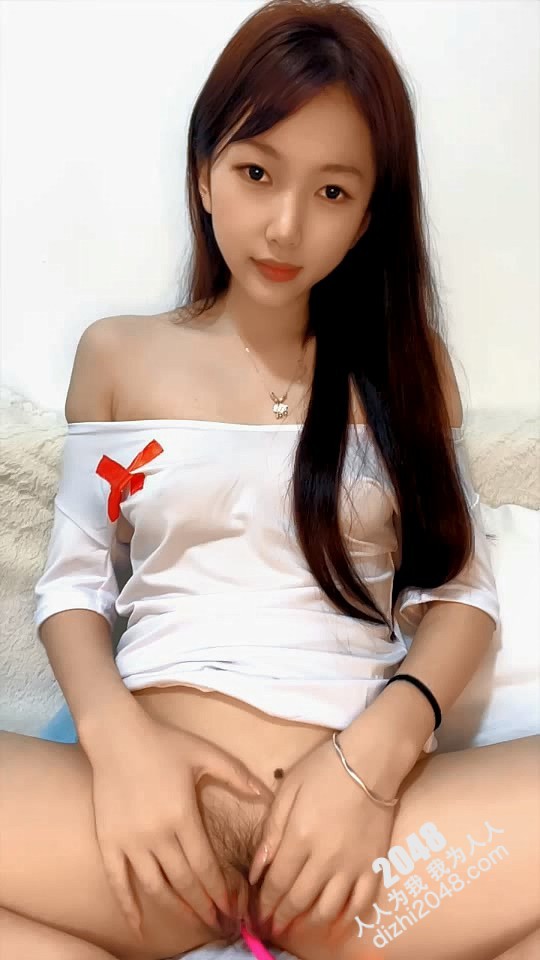 校花级美女大学生兼职直播赚外快,全程露脸诱惑发骚,听狼友脱光光跳蛋塞逼里抽插,淫水泛滥呻吟可射好骚啊