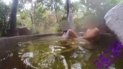 【1v150.63MB】：️最新全网狂人硬核户外真实勾引骚女【性感小猫咪】，故意露出勾引摩的司机去小树林打