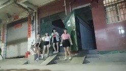 【1v748 MB】山鸡的鸡老哥带你找站街女，一路逛过去找了个不错少妇，快餐撸硬直接开操，抬起双腿抽插几下