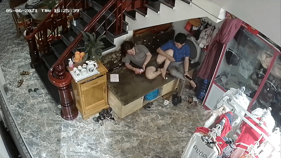 黑客破解家庭网络摄像头偷拍✅骚婆婆与漂亮儿媳妇的终极反差貌似儿子背地里还和婆婆乱L