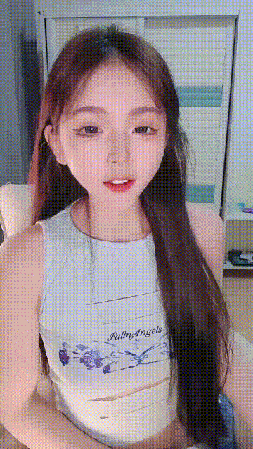 【優片】最新流出，绝美校花，能歌会跳，美女【小懒猫】下海福利，骚舞超燃尺度道具自慰喷水，撸管神片