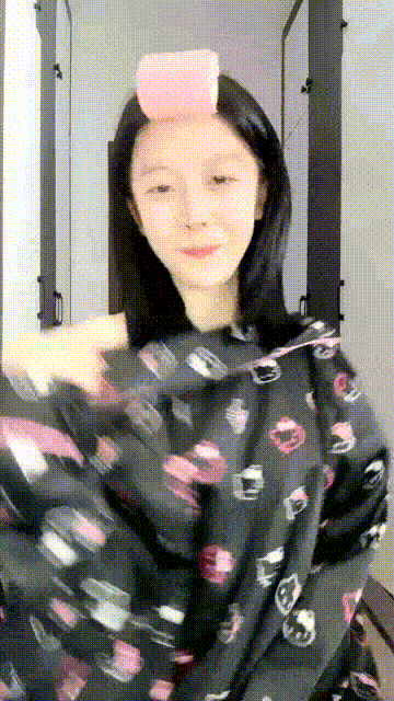 【優片】颜值很高的妹子又来发骚，全程露脸大秀直播，口交假鸡巴跟狼友互动撩骚，粉嫩骚穴特写展示，奶子比心道具插