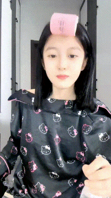 【優片】颜值很高的妹子又来发骚，全程露脸大秀直播，口交假鸡巴跟狼友互动撩骚，粉嫩骚穴特写展示，奶子比心道具插