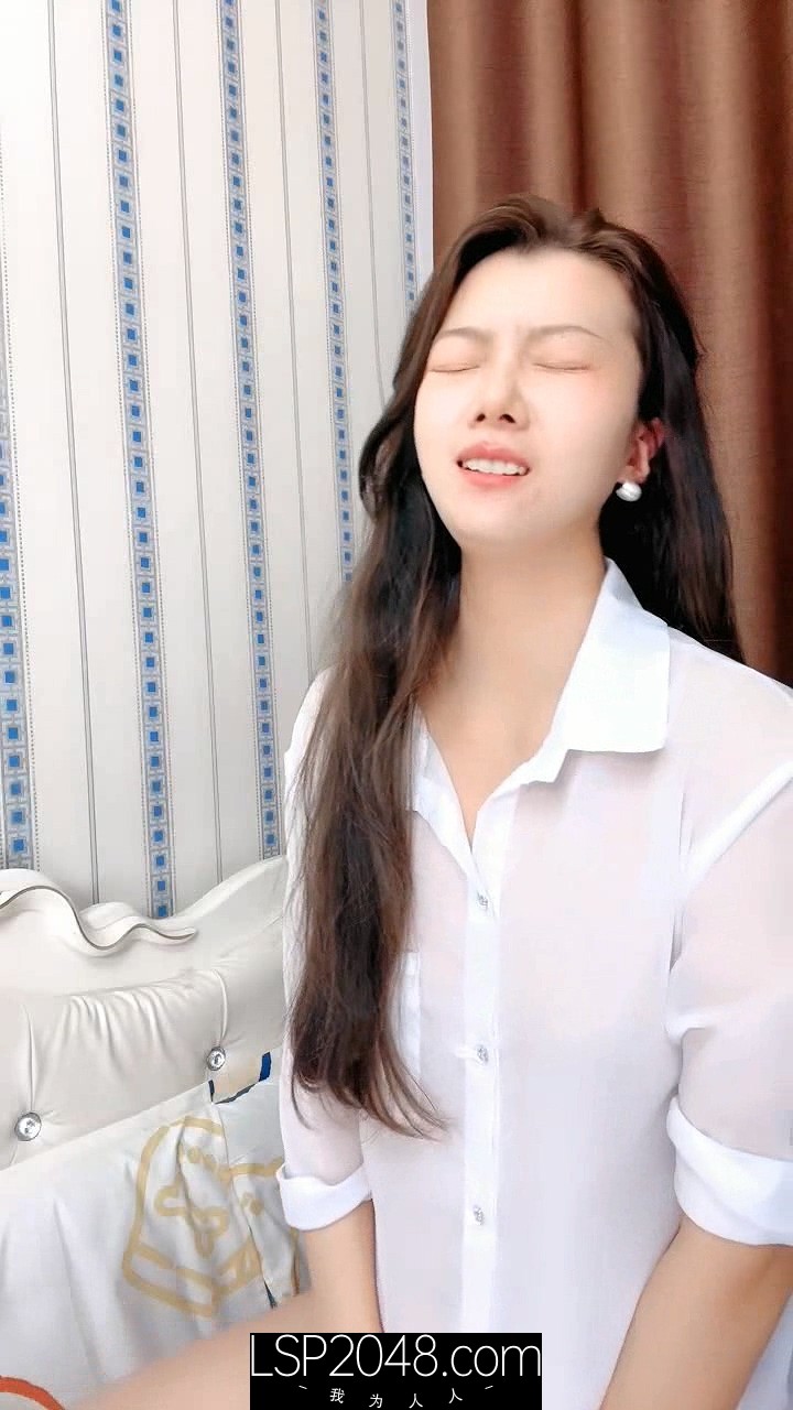 【優片】穿白衬衣的小姐姐让狼友的要求整得都不好意思了，骚劲十足揉奶玩逼，跳蛋塞逼里高潮喷水，坐插道具呻吟可射