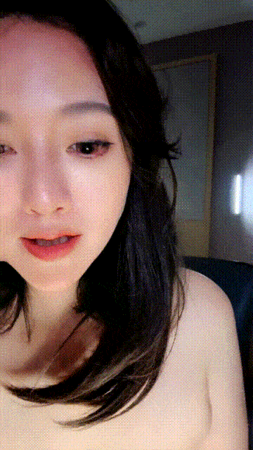 【優片】新来的气质美人妻，妩媚风情很是诱惑，揉奶玩逼互动撩骚特写展示，逼逼里塞跳蛋高潮喷尿，自己舔手上的淫水