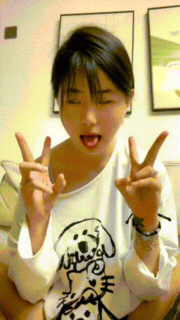 【優片】颜值很高的妹子全程露脸满背纹身，被好姐妹在奶子上写骚逼求草，掰开骚穴给狼友看特写撅着屁股发骚烟燎逼毛