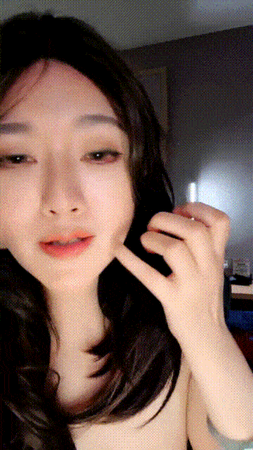 【優片】新来的气质美人妻，妩媚风情很是诱惑，揉奶玩逼互动撩骚特写展示，逼逼里塞跳蛋高潮喷尿，自己舔手上的淫水