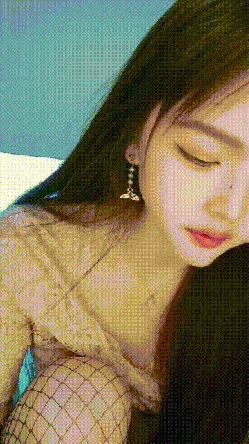 【優片】最新流出，绝美校花，能歌会跳，美女【小懒猫】下海福利，骚舞超燃尺度道具自慰喷水，撸管神片