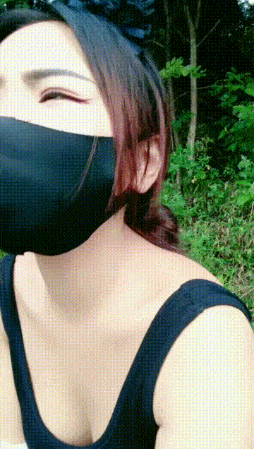 风骚少妇户外勾引田园大哥激情啪啪野战，口交大鸡巴淫声荡语，衣服都没脱就开干激情上位后入抽插口爆吞精