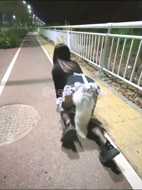 戴上项圈狗链 菊花插入小狗尾巴 被主人爸爸带到户外露出爬行 真的好羞耻 即紧张又刺激✅调教性感反差御姐尤物