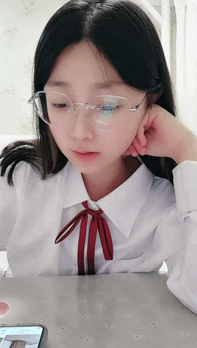 新人学生妹，【小肉肉】，一股清流，眼镜反差嫩妹，让人眼前一亮，初恋风纯欲脸大尺度全脱！
