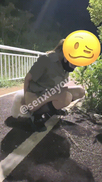 戴上项圈狗链 菊花插入小狗尾巴 被主人爸爸带到户外露出爬行 真的好羞耻 即紧张又刺激✅调教性感反差御姐尤物