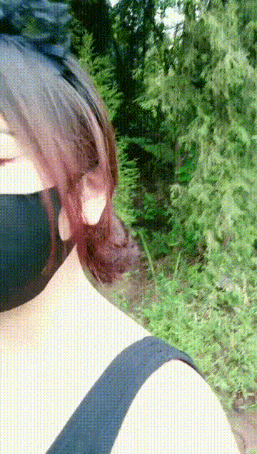 风骚少妇户外勾引田园大哥激情啪啪野战，口交大鸡巴淫声荡语，衣服都没脱就开干激情上位后入抽插口爆吞精