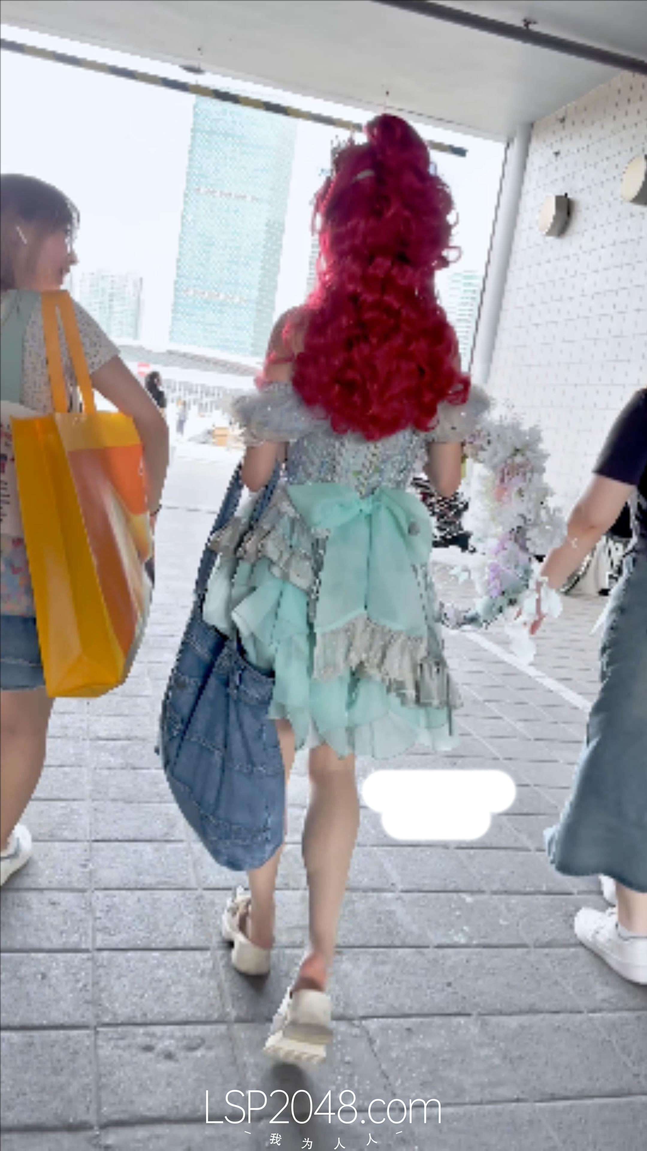 【優片】【kfc】极品美女跟着摄影师拍照。公主裙白色丝袜透明内内 嫩穴可见