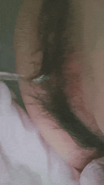 【優片】雙馬尾新人美少女！臉上紅撲撲的！嘴比較小吃不了大jb，撩起衣服貧乳，多毛嫩穴尿尿超粉嫩