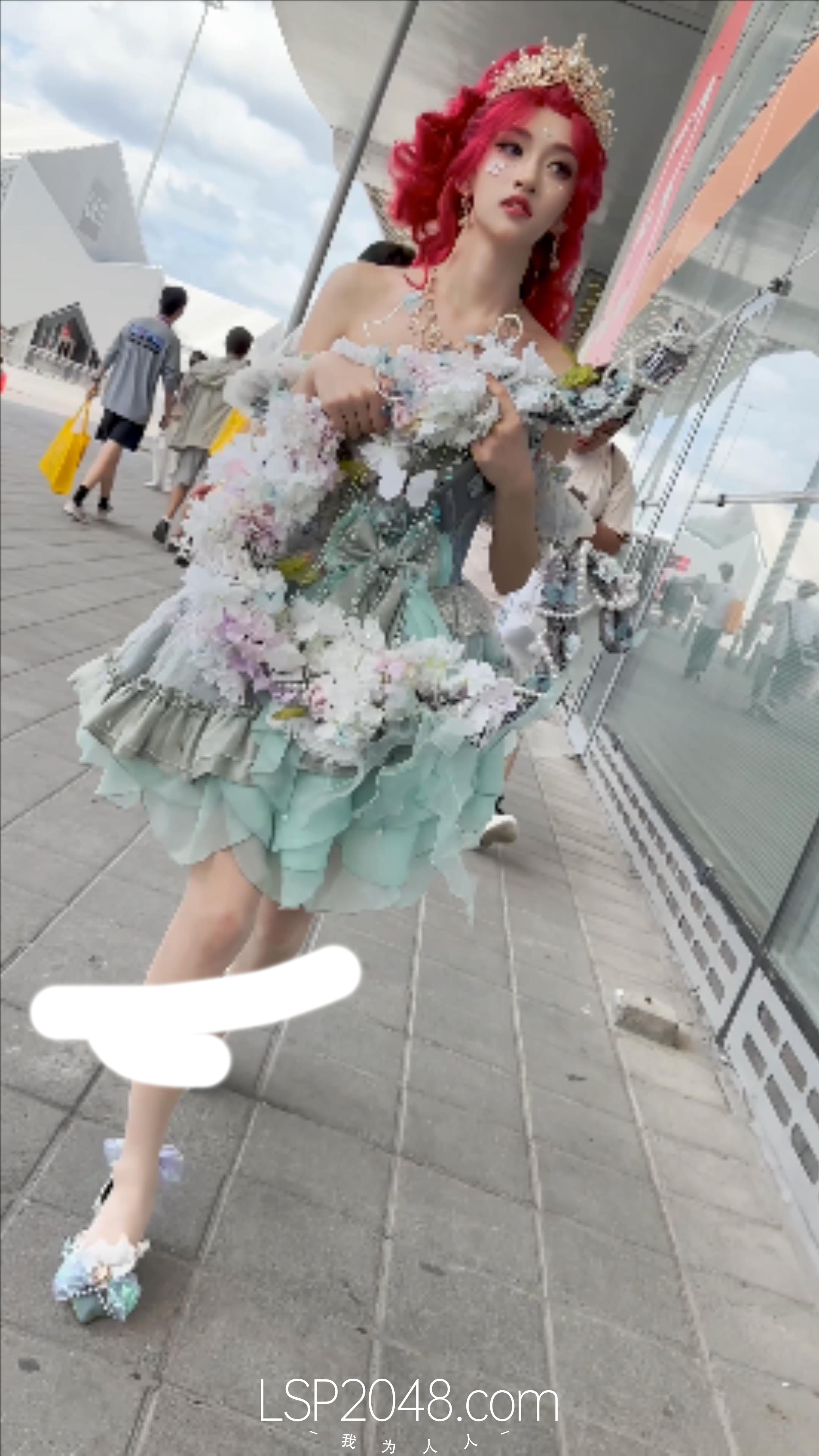 【優片】【kfc】极品美女跟着摄影师拍照。公主裙白色丝袜透明内内 嫩穴可见