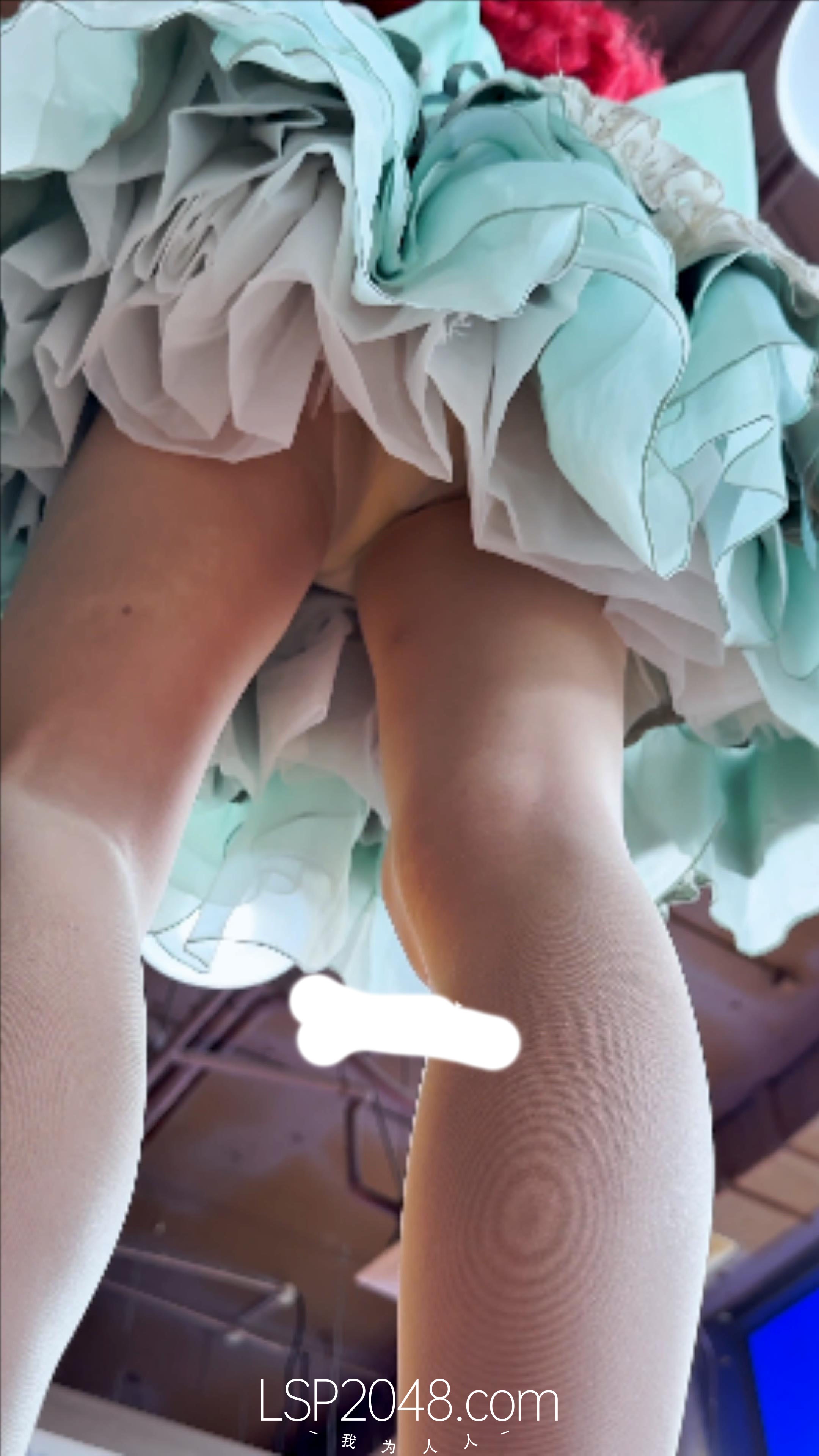 【優片】【kfc】极品美女跟着摄影师拍照。公主裙白色丝袜透明内内 嫩穴可见