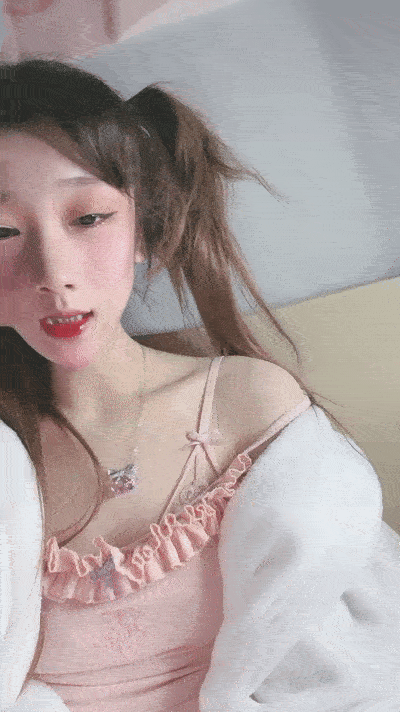 【優片】雙馬尾新人美少女！臉上紅撲撲的！嘴比較小吃不了大jb，撩起衣服貧乳，多毛嫩穴尿尿超粉嫩