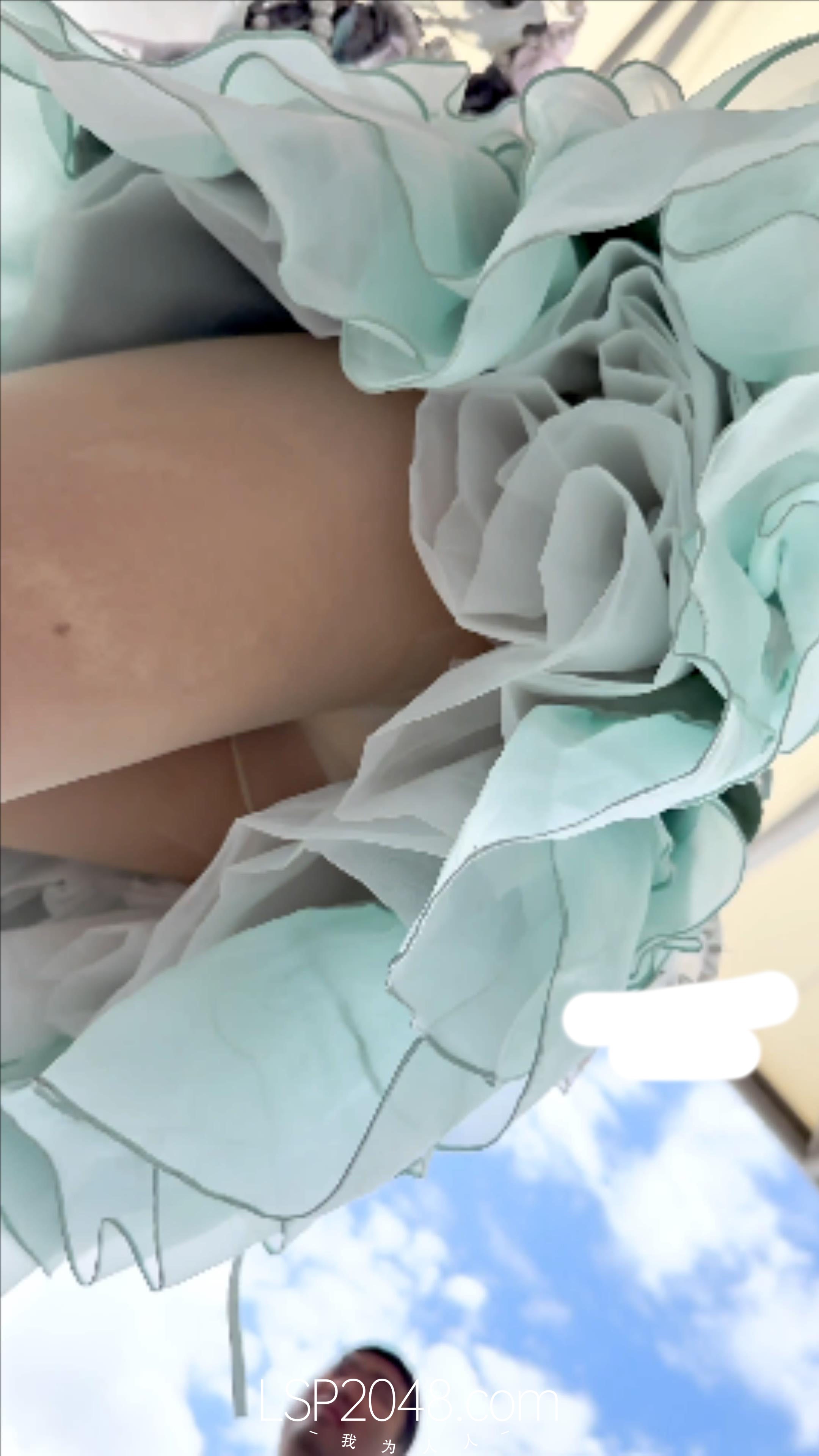 【優片】【kfc】极品美女跟着摄影师拍照。公主裙白色丝袜透明内内 嫩穴可见