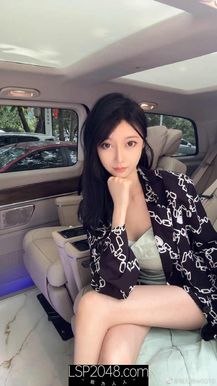 最新流鼻血流出！秀人网红人模特儿-玥儿玥【正宗小妖精 170cm高挑身材 大长腿 瘦瘦 但胸很大】