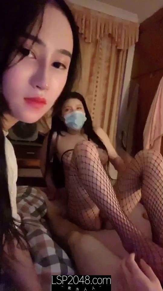 妖艳妩媚ts妖月小姐和闺蜜 伺候屌爷，两根妖鸡巴轮流塞直男嘴里做抽插运动，宝贝 我的鸡巴都不硬了，你的逼逼好紧，淫乱3p！