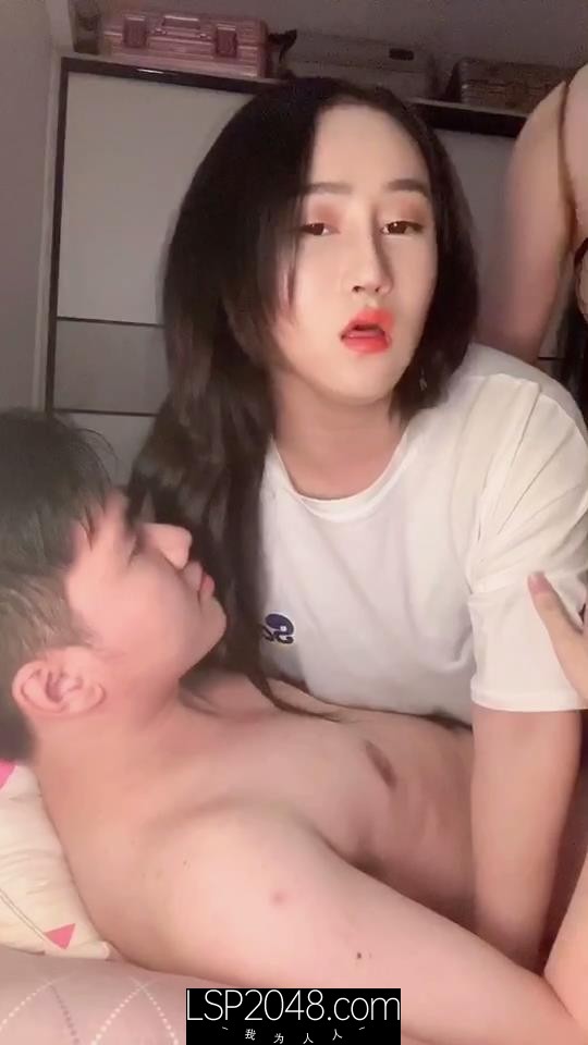 妖艳妩媚ts妖月小姐和闺蜜 伺候屌爷，两根妖鸡巴轮流塞直男嘴里做抽插运动，宝贝 我的鸡巴都不硬了，你的逼逼好紧，淫乱3p！