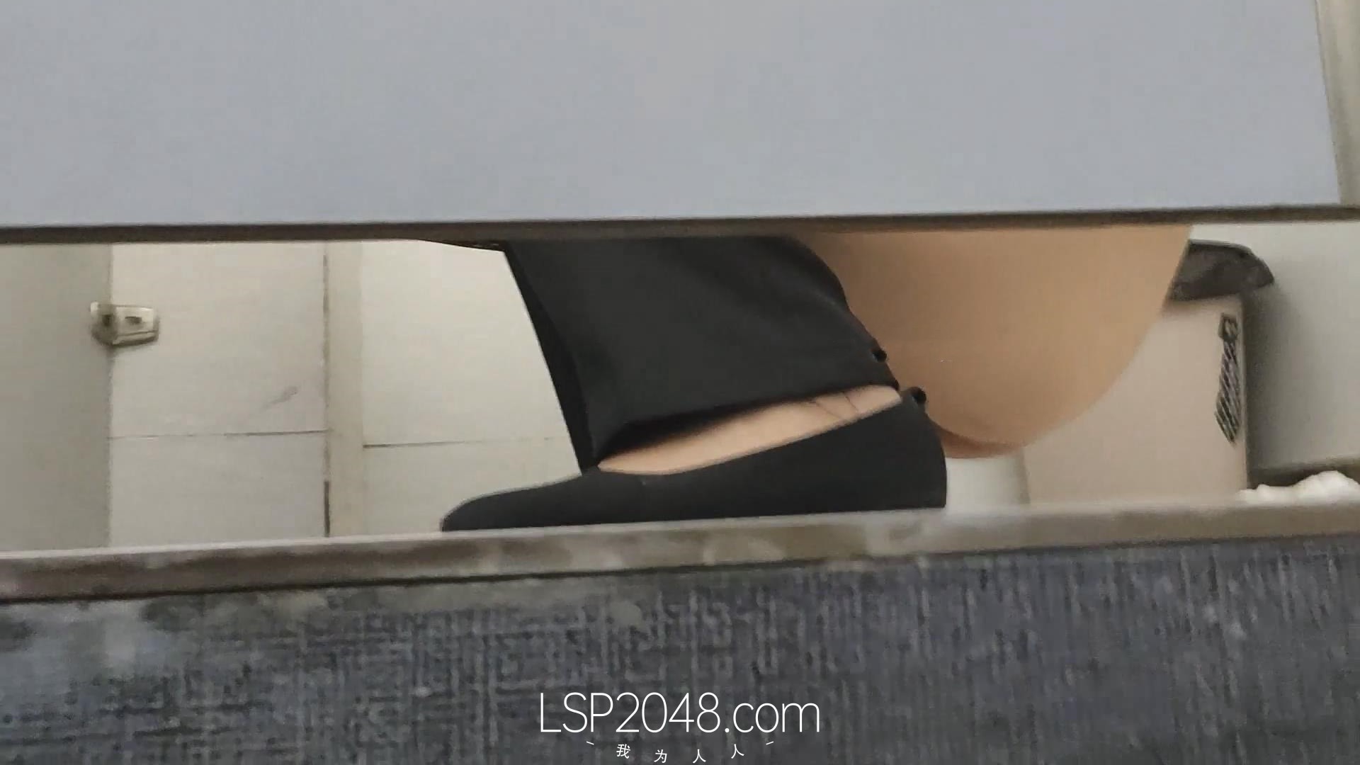一路跟踪偷拍珠宝店上班的美女 粉嫩小穴