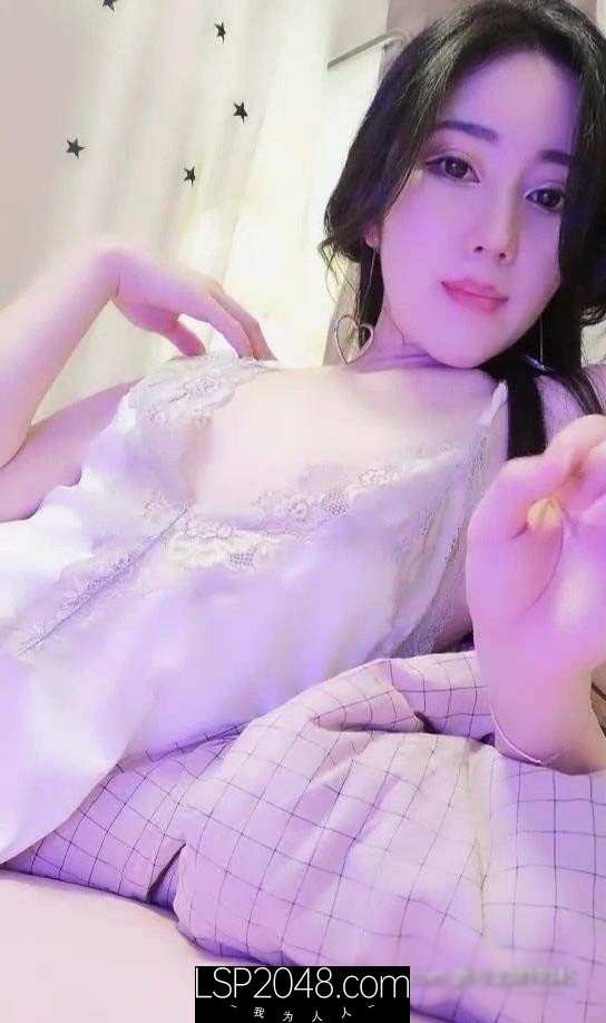 重磅 超美女神人间尤物【坠入人间的精灵】粉嫩白虎掰b特写，哥哥我想真的棒棒插我，你看我下面都流淫水 湿啦