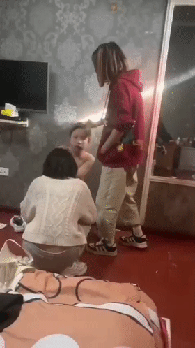 【门事件】霸凌几时休精神小妹霸凌，疯狂扇耳光，脱光光用酒瓶插逼！