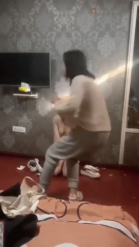 【门事件】霸凌几时休精神小妹霸凌，疯狂扇耳光，脱光光用酒瓶插逼！