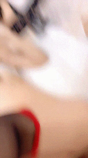 姐妹双飞全程露脸伺候大屌哥，深喉口交大鸡巴，淫声荡语撩骚互动，多体位无套轮草两女，浪叫不止高潮不断