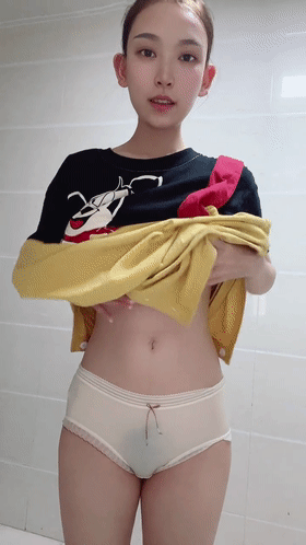 上帝派來治愈人間的小天使&nbsp;&nbsp;這蕭細的身材配上兩隻蘋果般大的乳白兔，沐浴搓洗，硬~起來敬禮！