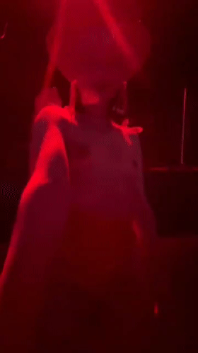猎奇俄罗斯海参崴夜店裸舞现场，男人的天堂，不少中华男儿在哪里体验毛妹的快乐呀！