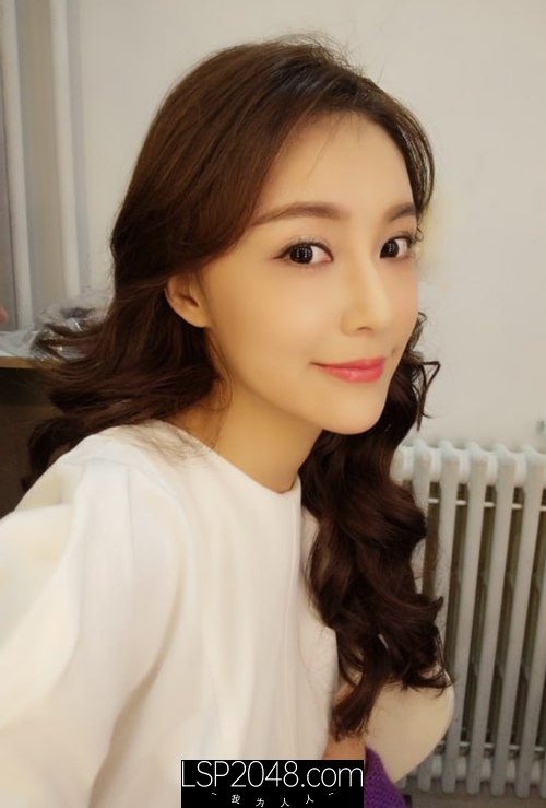 【某某门事件】北京性感龙套演员刘淑妤酒店陪睡导演 激情床战视频外泄，火辣长腿成导演炮架！
