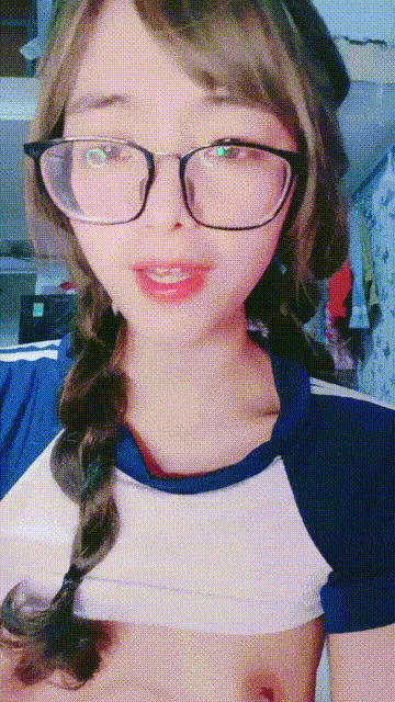淫荡指数9分，眼镜美少女顶级蜜桃美臀高跟鞋美腿两根手指猛扣穴水声哗哗一直流出 拿出假屌抽插 爽的口水直流