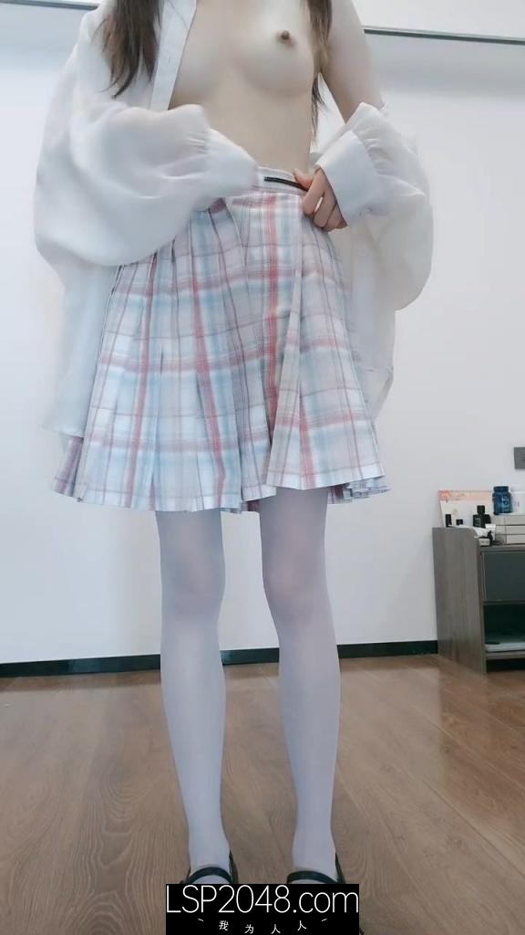 风骚学妹丝袜高跟大长腿高考前的极品诱惑，齐逼短裙性感展示听狼友指挥