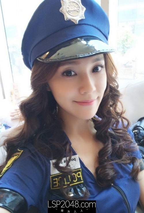 【某某门事件】北京性感龙套演员刘淑妤酒店陪睡导演 激情床战视频外泄，火辣长腿成导演炮架！