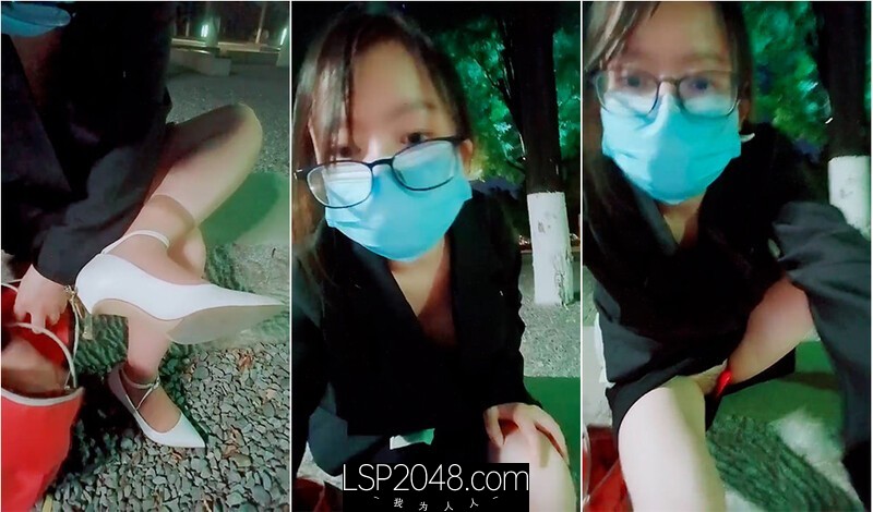 眼镜斯文OL少妇下班回家小公园闲逛,大胆扒下吊带露奶,脱了内裤看茓