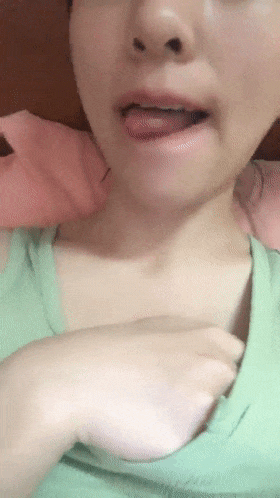 新人！正宗邻家女神！超级漂亮~【小白甜甜】，道具自慰！爽，纯天然素颜，无添加的美，闺房里淫荡的