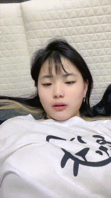 蝴蝶唇刺青叛逆小太妹【瑶瑶饿了】极度反差零距离，疯狂抠逼自慰