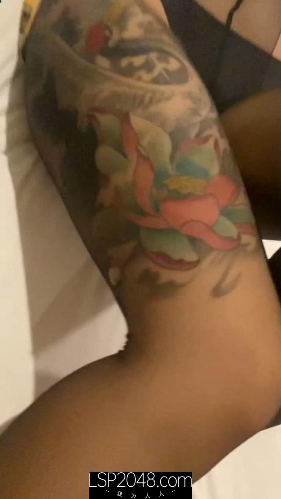 极品反差婊 约炮花腿精神小妹 爽歪歪，十分害羞一直用手遮挡自己的脸，简直无敌了