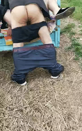 猎奇大爷大妈在玉米地里交易,直接电动三轮车上啪啪,最后似乎内射了!