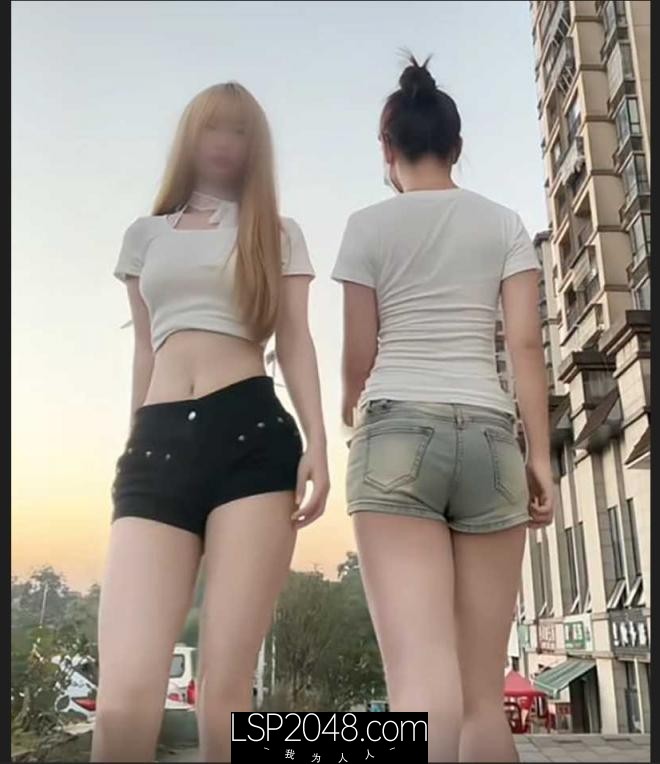 抖音网红桃子土豪版双人裸舞再次来袭!目前已改名为笨蛋小妮