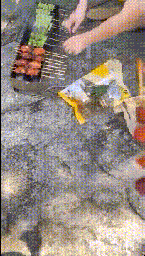 野戰跟朋友出來爬山郊遊燒烤吃飽喝足興緻來了跟妹子找個岩洞吃雞啪啪好刺激屁屁大鮑魚嫩淫水多