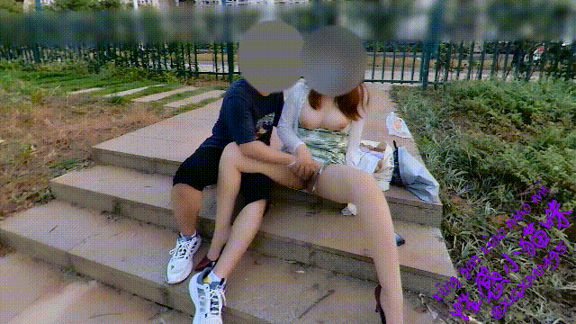 最新全网狂人硬核户外真实勾引骚女【性感小猫咪】33G付费⑨,勾引一个大学生在野外做爱,并直播给老公看(5V)
