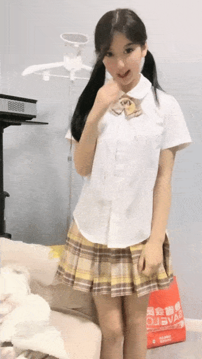 顶级尤物美少女双马尾jk装活力十足超甜美肥唇小穴瓶子自慰洞口磨蹭一下插入