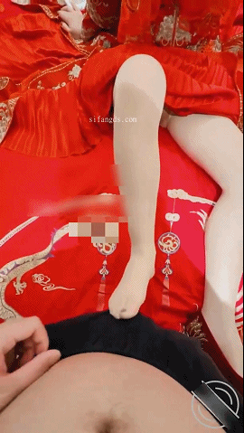 海角姐弟乱伦 ktv强上姐姐后续48-姐姐穿上“秀禾”的瞬间老女嫩逼受到刺激疯狂喷水强力深喉 内射