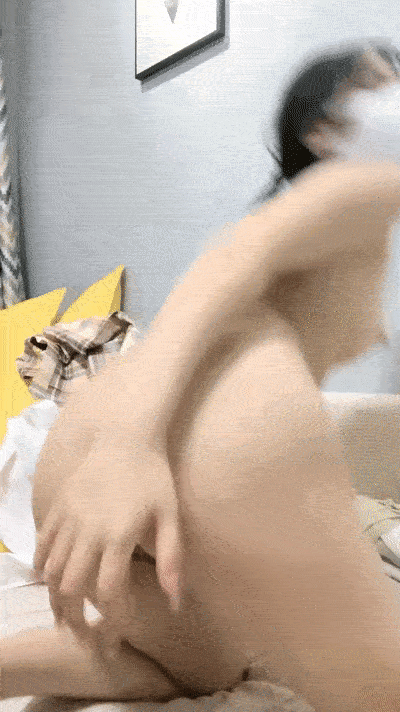 顶级尤物美少女双马尾jk装活力十足超甜美肥唇小穴瓶子自慰洞口磨蹭一下插入