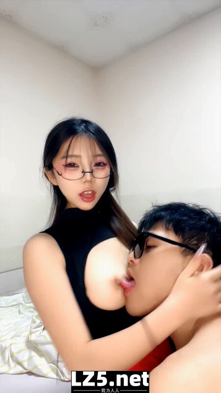 淫荡小师妹全程露脸丝袜情趣跟小哥激情啪啪直播大秀口交大鸡巴草奶玩逼无套插入多体位蹂躏爆草射在逼上